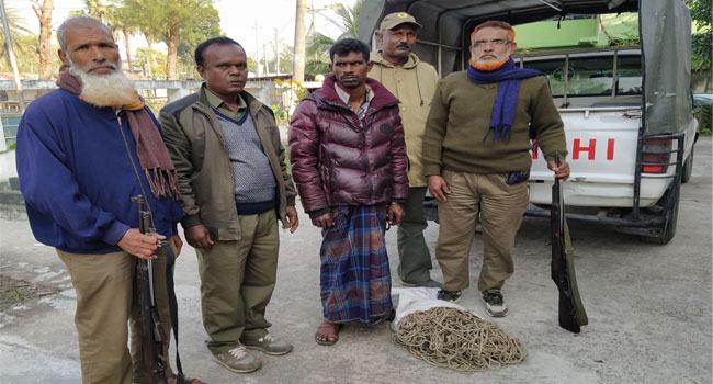সুন্দরবনে ফাঁদসহ হরিণ শিকারি আটক