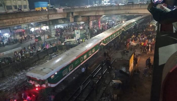 খিলগাঁওয়ে ট্রেনের ইঞ্জিন লাইনচ্যুত