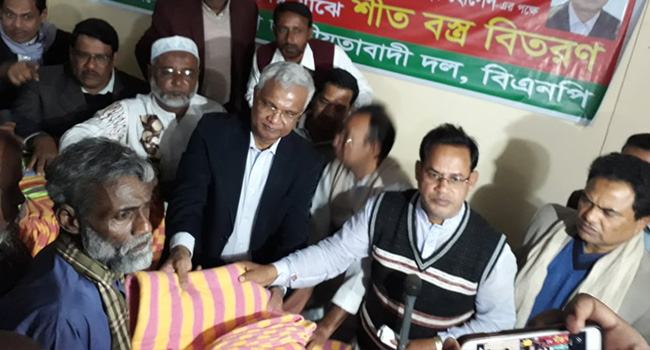 বিরামপুরে বিএনপির শীতবস্ত্র বিতরণ করলেন ডা. জাহিদ