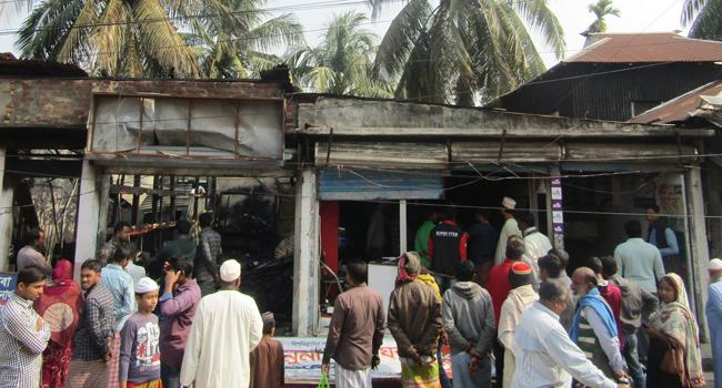 আমতলীতে অগ্নিকাণ্ডে দোকান পুড়ে কোটি টাকার ক্ষয়ক্ষতি