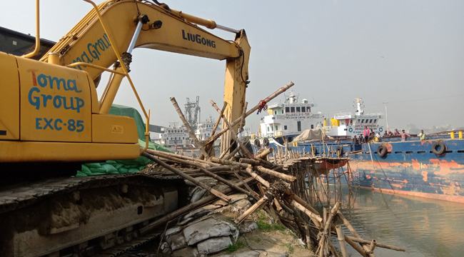 আশুগঞ্জে মেঘনা নদী তীরের অবৈধ জেটি উচ্ছেদ