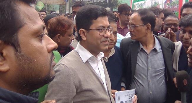 ইশরাকের বাসায় নৌকায় ভোট চাইলেন তাপস