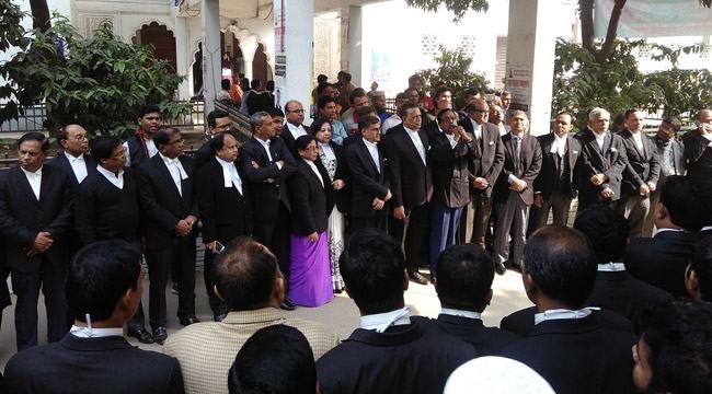 খালেদা জিয়াকে মুক্তি না দেয়া হলে আইনজীবীরা রাজপথে নামবে : খন্দকার মাহবুব