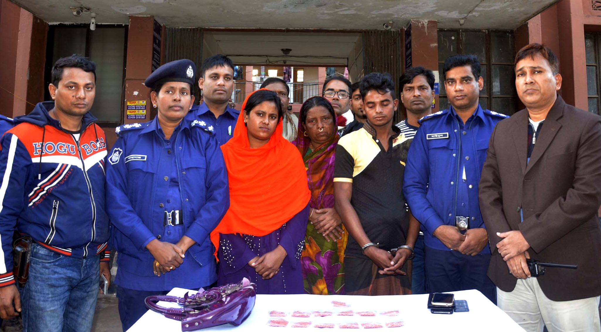 মঠবাড়িয়ায় ইয়াবাসহ মা-মেয়ে ও ছেলে আটক