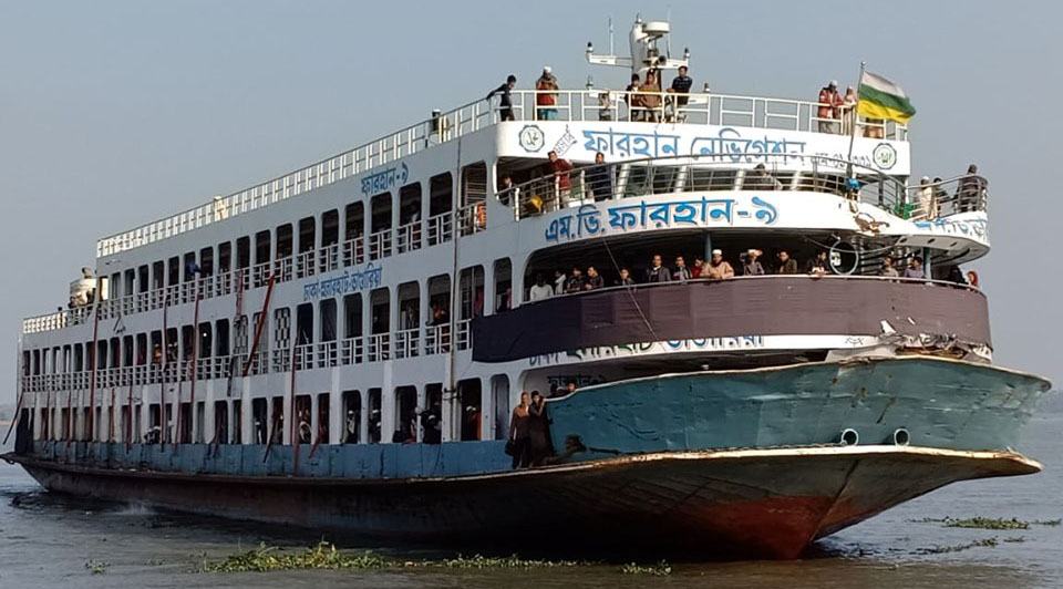 মেঘনায় লঞ্চের ধাক্কায় নিহত ২, চালক-মাস্টার আটক
