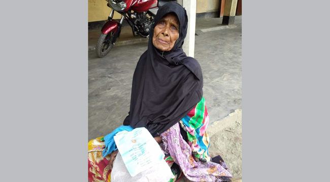প্রতারক নিয়ে গেল মমিরন বেগমের বয়স্ক ভাতার টাকা