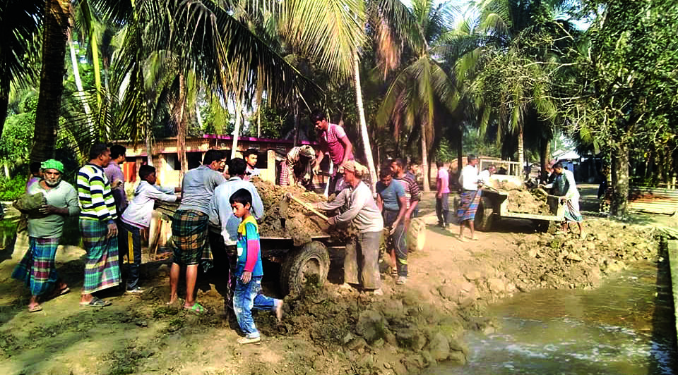 চৌগাছায় স্বেচ্ছাশ্রমে সড়ক সংস্কার