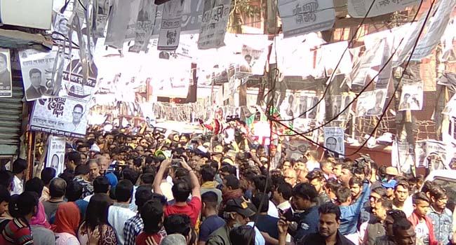 ছুটির দিনে তাপসের প্রচারণায় জনতার ঢল