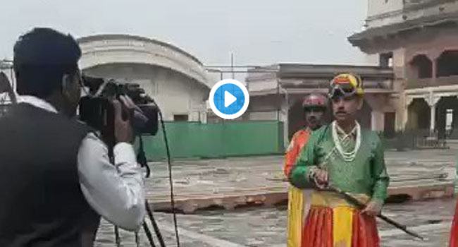 সাংবাদিকতার ইতিহাসে প্রথম! রাজার পোশাকে, হাতে তলোয়ার নিয়ে রিপোটিং (ভিডিও)