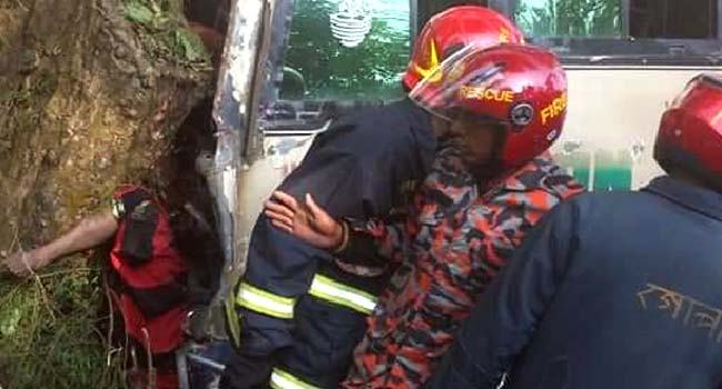 গোপালগঞ্জে গাছের সঙ্গে বাসের ধাক্কায় দুই নারী নিহত