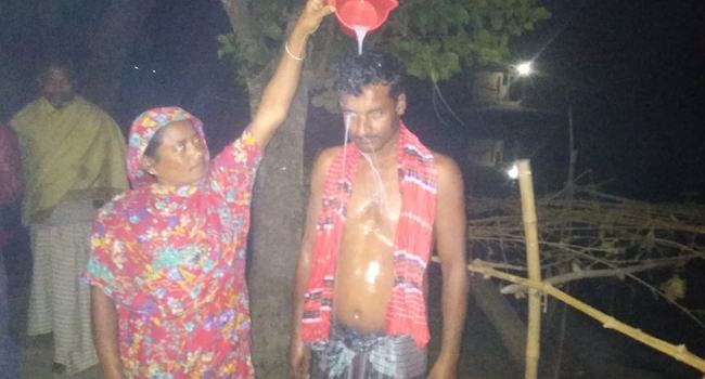 দ্বিতীয় স্ত্রীকে তালাক দেয়ায় স্বামীকে দুধ দিয়ে গোসল করালেন প্রথম স্ত্রী