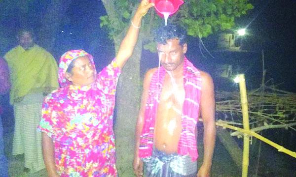 শ্রীপুরে স্বামীকে দুধ দিয়ে গোসল করিয়ে বরণ