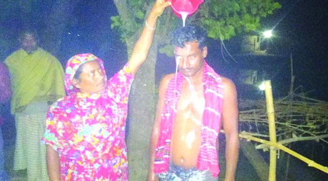 দ্বিতীয় স্ত্রী তালাক দিয়ে ফিরলেন স্বামী, দুধে গোসল দিয়ে বরণ করলেন প্রথমজন