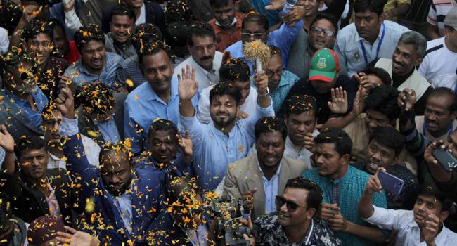 ইশরাককে ফুল দিয়ে বরণ করে নিলো ডেমরাবাসী