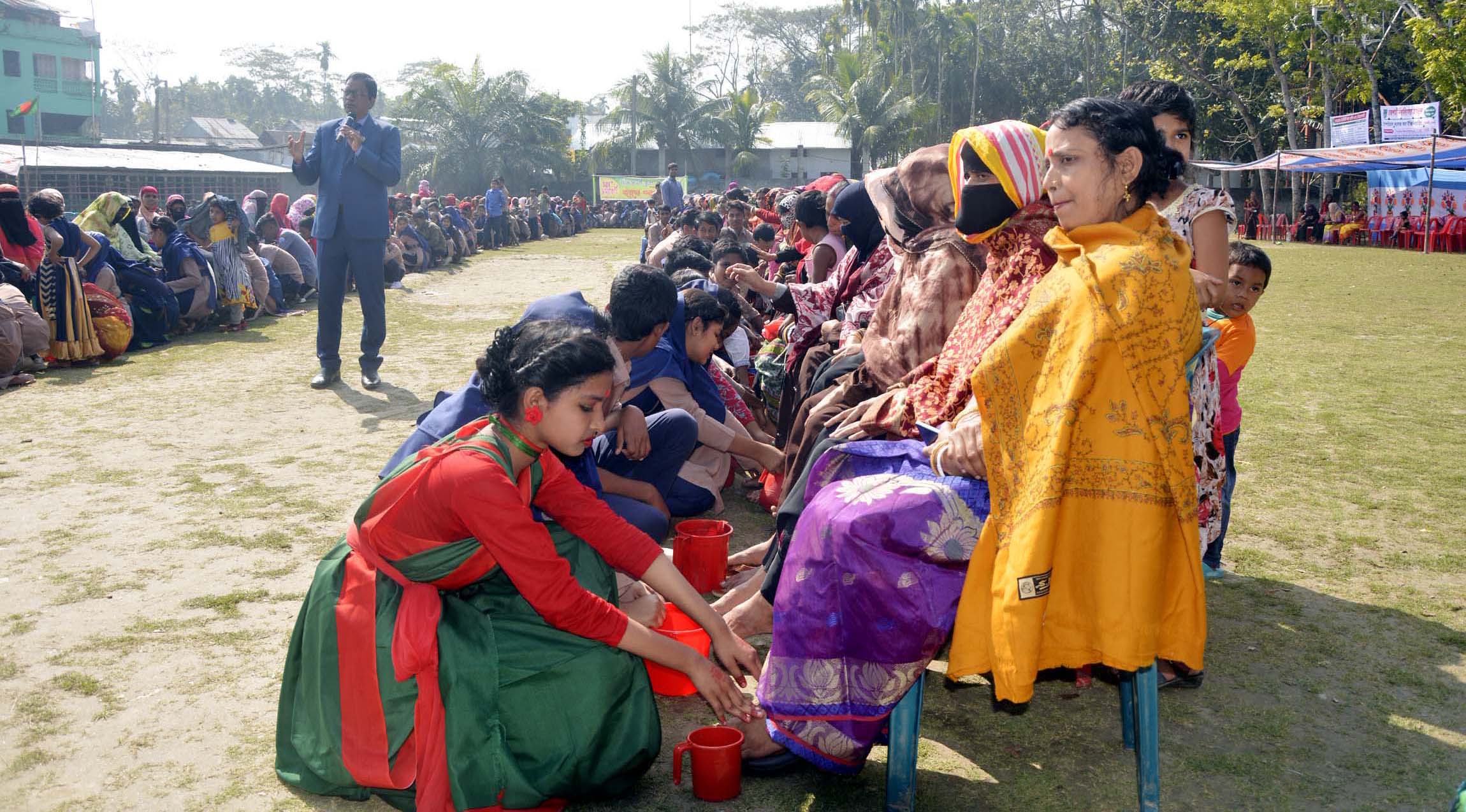 মায়ের পা ধুয়ে সম্মান জানালো শিক্ষার্থীরা