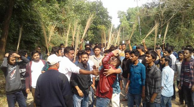 চবিতে ছাত্রলীগ সভাপতির বিরুদ্ধে কর্মীদের ঝাড়ু মিছিল