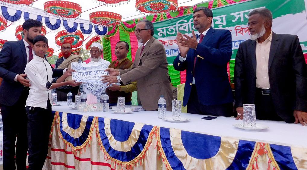 বিনামূল্যে স্কুল ড্রেস পেল শতাধিক শিক্ষার্থী