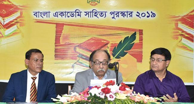 বাংলা একাডেমি সাহিত্য পুরস্কার পেলেন ১০ জন