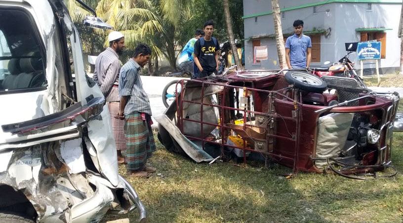 চলন্ত বাস থেকে নেমে গেল চালক, মা-ছেলেসহ নিহত ৩