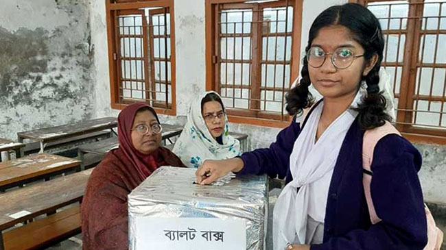 কচি হাতে ভোটের শক্তি