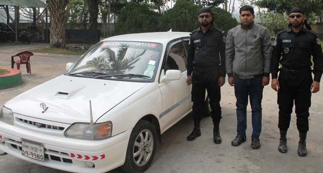 প্রাইভেট কারসহ ভুয়া মেজর আটক