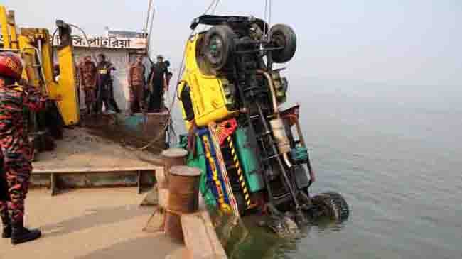 কুরিয়ার সার্ভিসের ট্রাক নদীতে