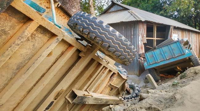 রৌমারীতে ট্রলির ধাক্কায় ড্রাইভার নিহত-১ আহত-৫