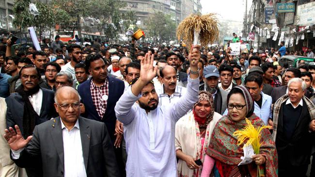 প্রচারণার শেষ মুহূর্তে ইশরাকের গণসংযোগে জনস্রোত