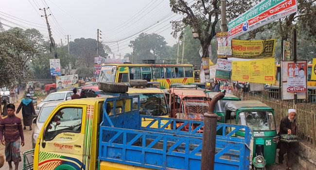 ব্রাহ্মণবাড়িয়ায় পুলিশের চাঁদাবাজির প্রতিবাদে মহাসড়ক অবরোধ