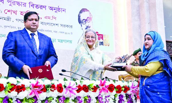 চাকরির পেছনে না  ছুটে কর্মসংস্থান সৃষ্টির  আহ্বান প্রধানমন্ত্রীর