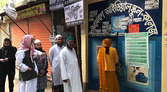 ভোর ৬টায় ভোটকেন্দ্রে হাজির ভোটারেরা