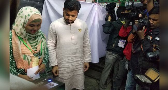 ভোট দিলেন ইশরাক