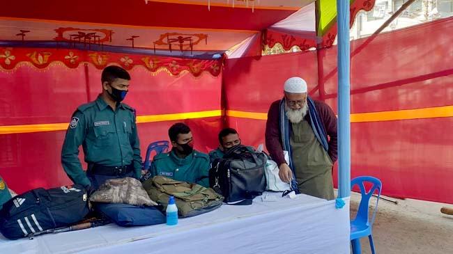 উহান ফেরত ছেলের জন্য  খাবার হাতে বাবার অপেক্ষা