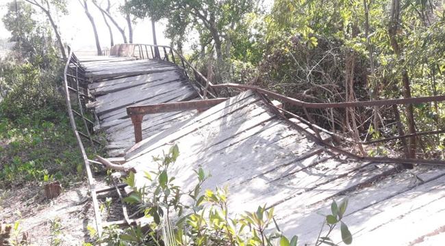 ভেঙ্গে যাওয়া ব্রিজ দিয়েই চলছে কয়েক হাজার মানুষের পারাপার