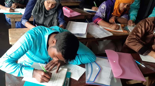 ফুলবাড়ীতে এসএসসি পরীক্ষা দিচ্ছে বাক ও শ্রবণ প্রতিবন্ধী হৃদয়