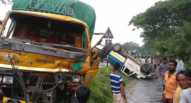 সীতাকুণ্ডে ট্রাক-পিকআপ সংঘর্ষে নিহত ৩