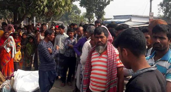 মাইক্রোবাসের চাকায় পিষ্ট হয়ে ২ স্কুলছাত্র নিহত