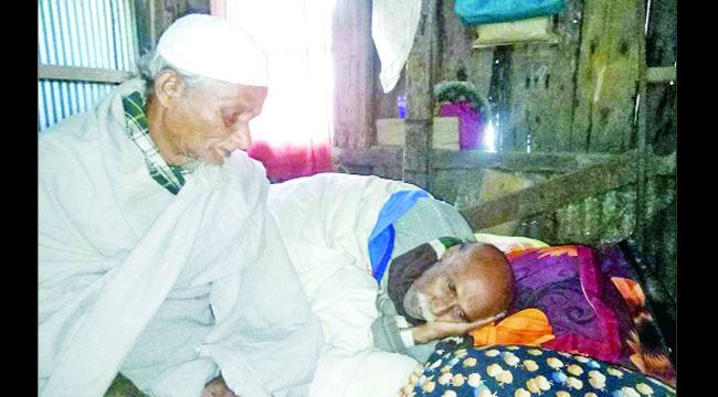 মুক্তিযোদ্ধা দবির উদ্দিন বিনা চিকিৎসায় শয্যাশায়ী