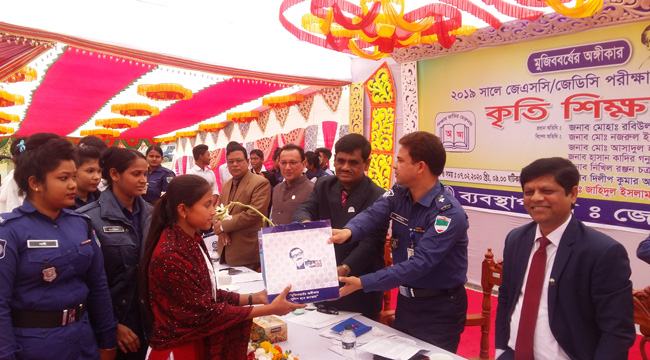 চুয়াডাঙ্গায় জেএসসি-জেডিসিতে কৃতী শিক্ষার্থীদের সংবর্ধনা দিলো পুলিশ