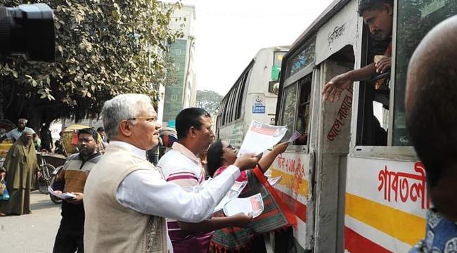 খালেদা জিয়ার মুক্তি চেয়ে ডা: জাহিদের লিফলেট বিতরণ
