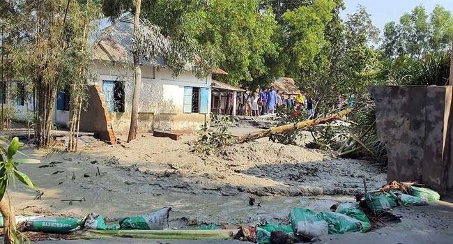 মাটির নিচ থেকে বের হচ্ছে গ্যাস-বালু, থামার লক্ষণ নেই