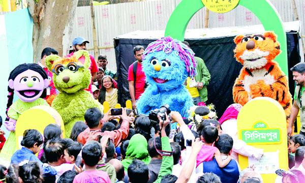 শিশুদের কলরবে মুখরিত মেলা