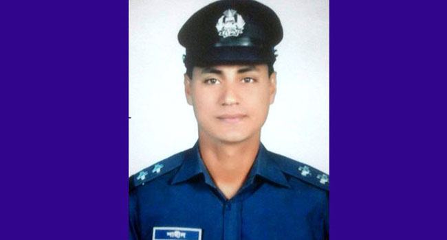 পথচারীকে ছুরিকাঘাতের সময় ডাকাতের উপর ঝাঁপিয়ে পড়লেন পুলিশ