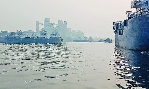 শীতলক্ষ্যায় অবৈধভাবে নোঙর করা জাহাজে ব্যাহত নৌ-চলাচল