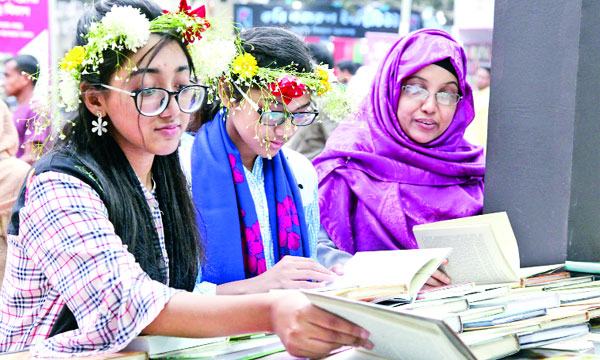 মেলায় সাংবাদিকদের যত বই