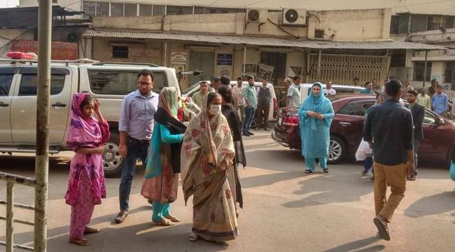 খালেদা জিয়ার সাথে দেখা করতে হাসপাতালে স্বজনরা