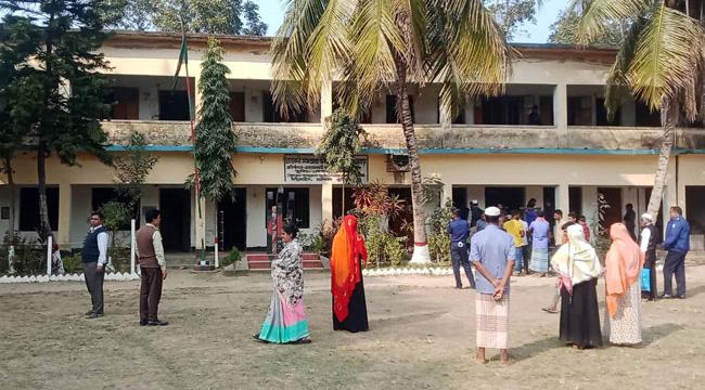 চান্দিনায় পরীক্ষায় নকল করতে না দেয়ায় শিক্ষকদের অবরোধ, ভাংচুর