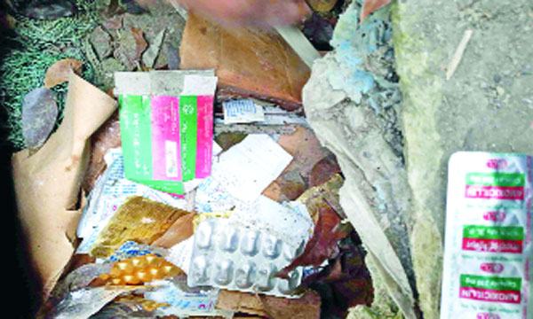 হাসপাতালের ম্যানহোলে সরকারি ওষুধ