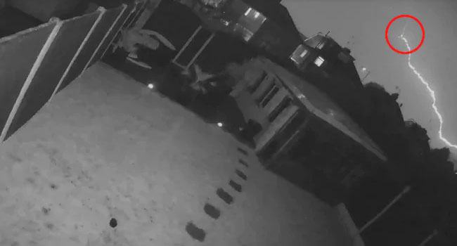 আকাশেই যাত্রীবাহী বিমানে বজ্রপাত, এরপর... (ভিডিও)
