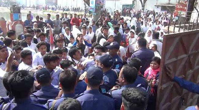 এসএসসি পরীক্ষায় ক্যালকুলেটর ব্যবহার করতে না দেয়ার প্রতিবাদে ২ কেন্দ্রে বিক্ষোভ ও ভাংচুর
